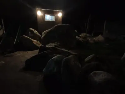 Casa de juegos en la roca para niños