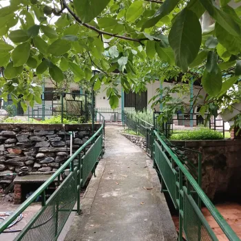 Acceso al rio por rampa preparada para personas con movilidad reducida